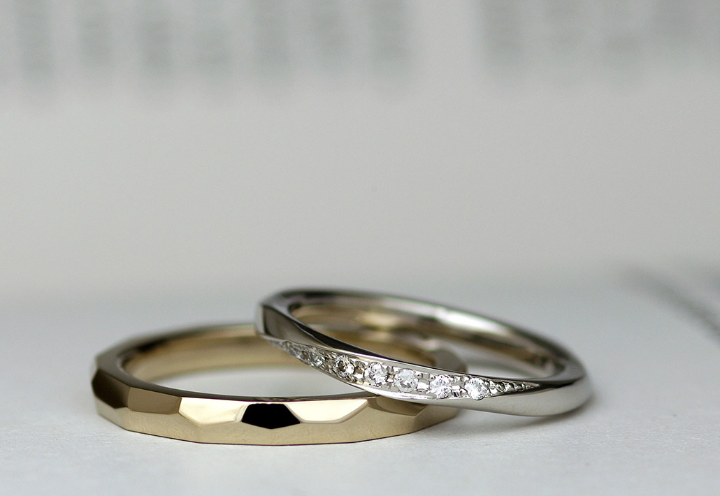 オーダーメイドで作った、オリジナル感があり人気の槌目模様の結婚指輪と女性のあこがれのダイヤモンドをたくさん留めたひねりの結婚指輪