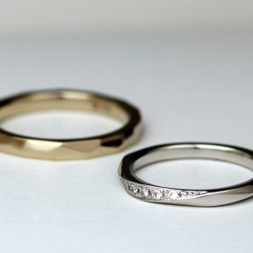 質の良いプラチナ950のダイヤモンドが留まった結婚指輪と人気の18金ブラウンゴールドの槌目模様の入った結婚指輪