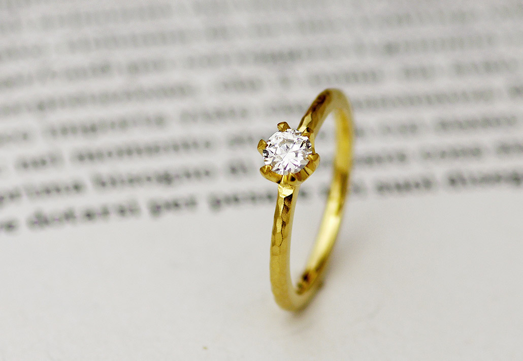 オーダーメイド工房アトリエクラム新潟店で仕立てたゴールドのシンプルな婚約指輪（エンゲージリング）