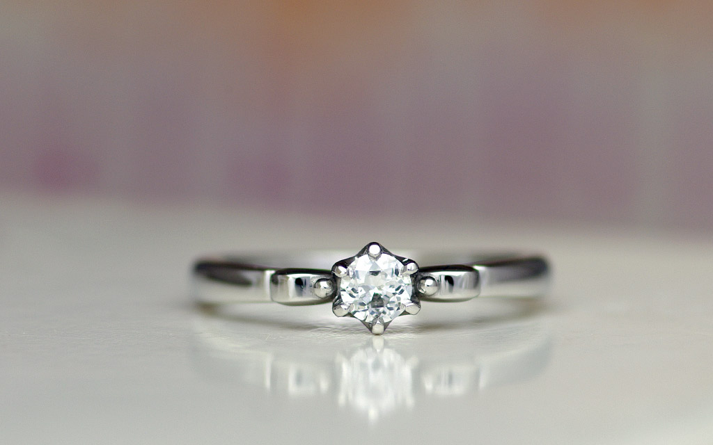 プロポーズ用のダイヤモンドがセッティングされたクラシカルな婚約指輪（エンゲージリング）