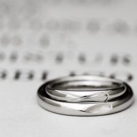 合わせてひとつのデザインが入ったプラチナのオーダー結婚指輪