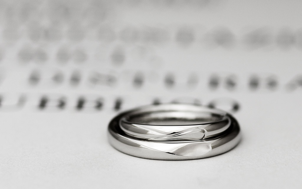 合わせてひとつのデザインが入ったプラチナのオーダー結婚指輪