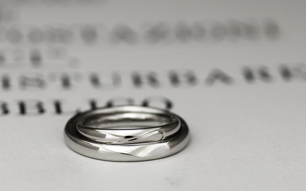 ハートのデザインが入っているブライダルジュエリーで人気のプラチナ素材の結婚指輪（マリッジリング）