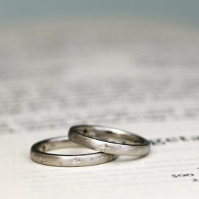 海や波、星をモチーフにした高品質のプラチナで出来た結婚指輪（マリッジリング）