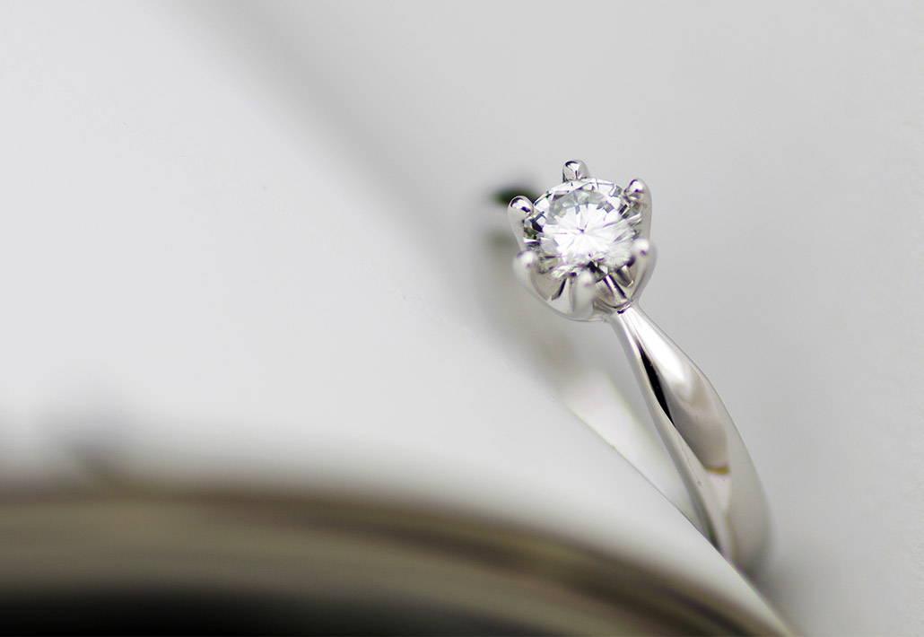 大きなダイヤモンドが留まったソリテールデザインのエンゲージリング（婚約指輪）