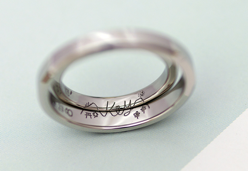 登山が趣味のカップルの弥彦山と角田山のイラストが入った結婚指輪の刻印