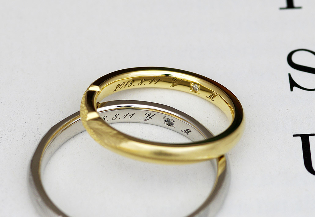ツインダイヤが留まったプラチナとイエローゴールドの結婚指輪（マリッジリング）