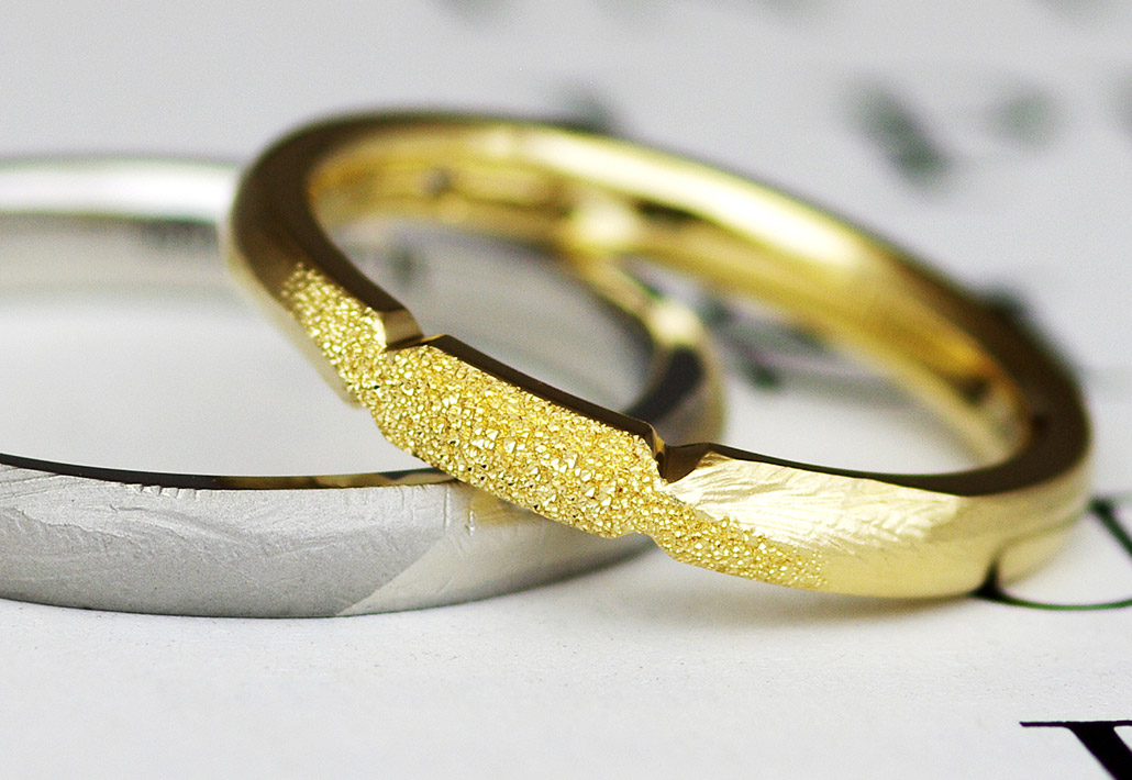 マット加工のプラチナとイエローゴールドの結婚指輪（マリッジリング）