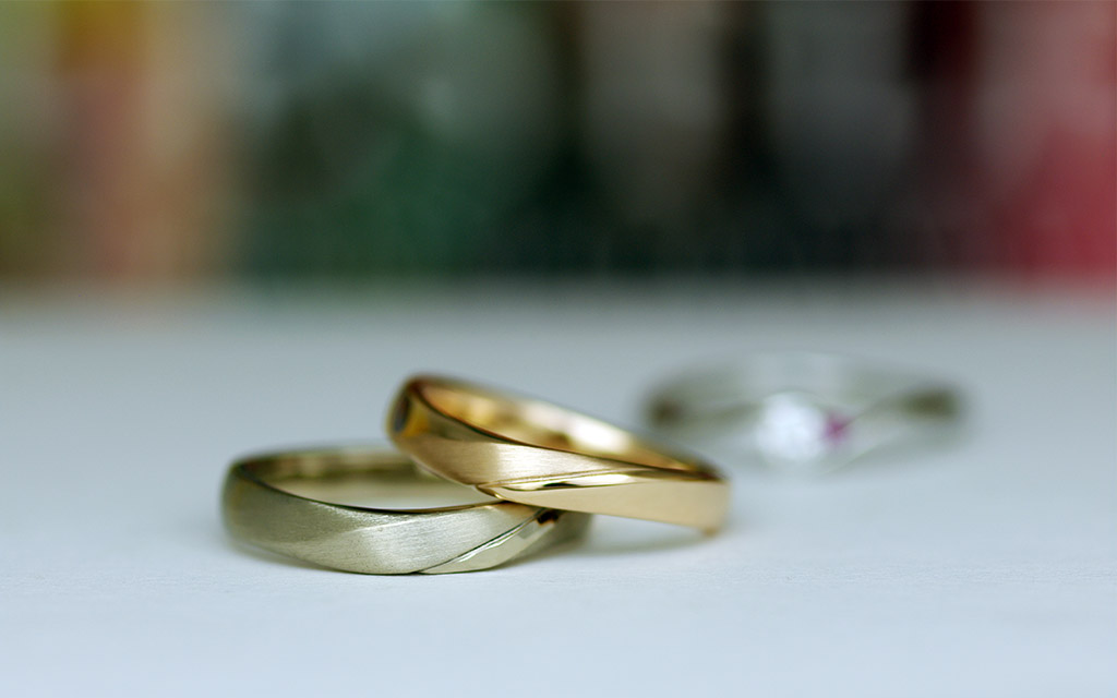ひねりのとマット加工がクラシカルな雰囲気の結婚指輪（マリッジリング）