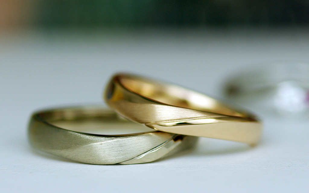 ひねりの入ったカジュアルでお洒落な18金のブラウンゴールドと肌馴染みが良く可愛らしい18金のピンクゴールドで作った結婚指輪（マリッジリング）