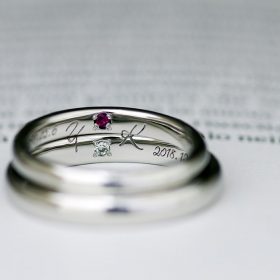 ブライダルジュエリーで人気のプラチナ950で仕立てた結婚指輪に刻印された重ねるとひとつのイニシャル