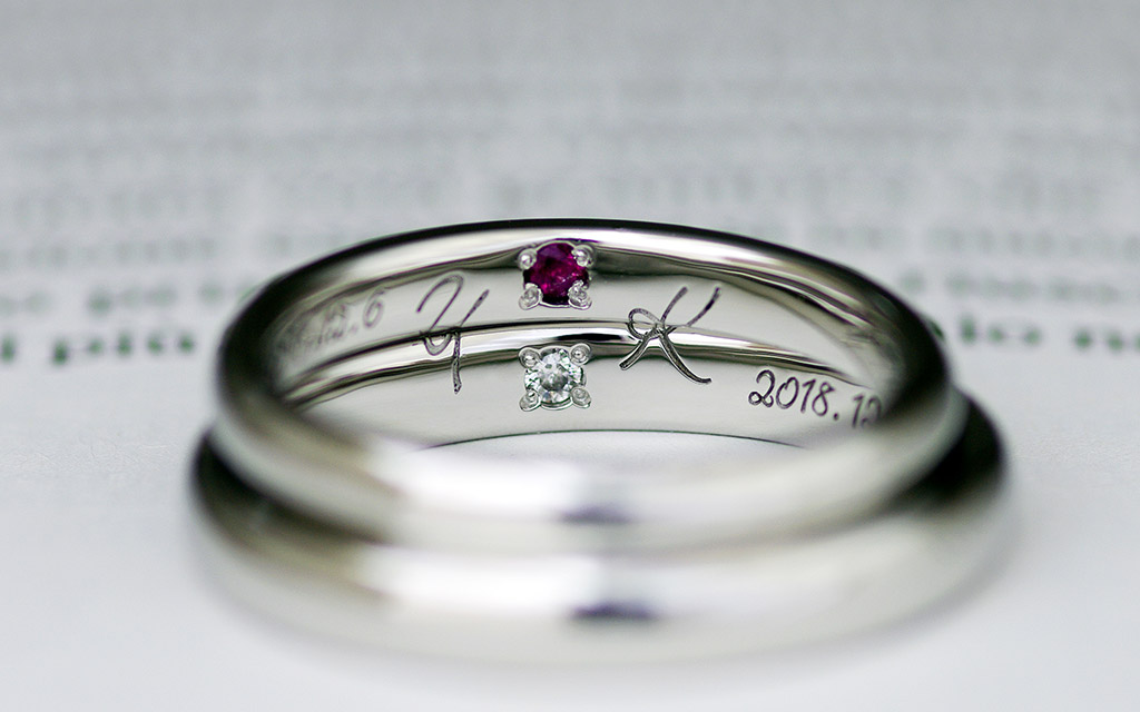 ふたりでひとつのイニシャルデザインが刻印された自作の結婚指輪（マリッジリング）