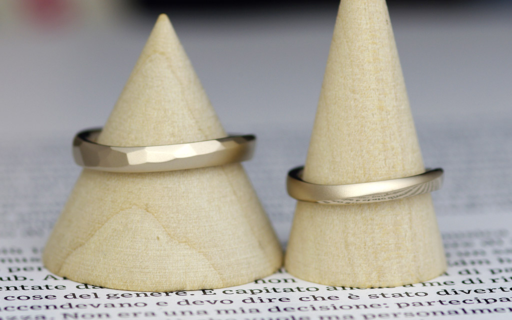 結婚指輪の相場よりも安く作れるブラウンゴールド素材で作ったカーブのついた結婚指輪（マリッジリング）