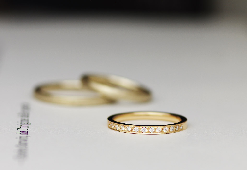 18金のピンクゴールドにダイヤモンドが並ぶエタニティタイプの婚約指輪（エンゲージリング）