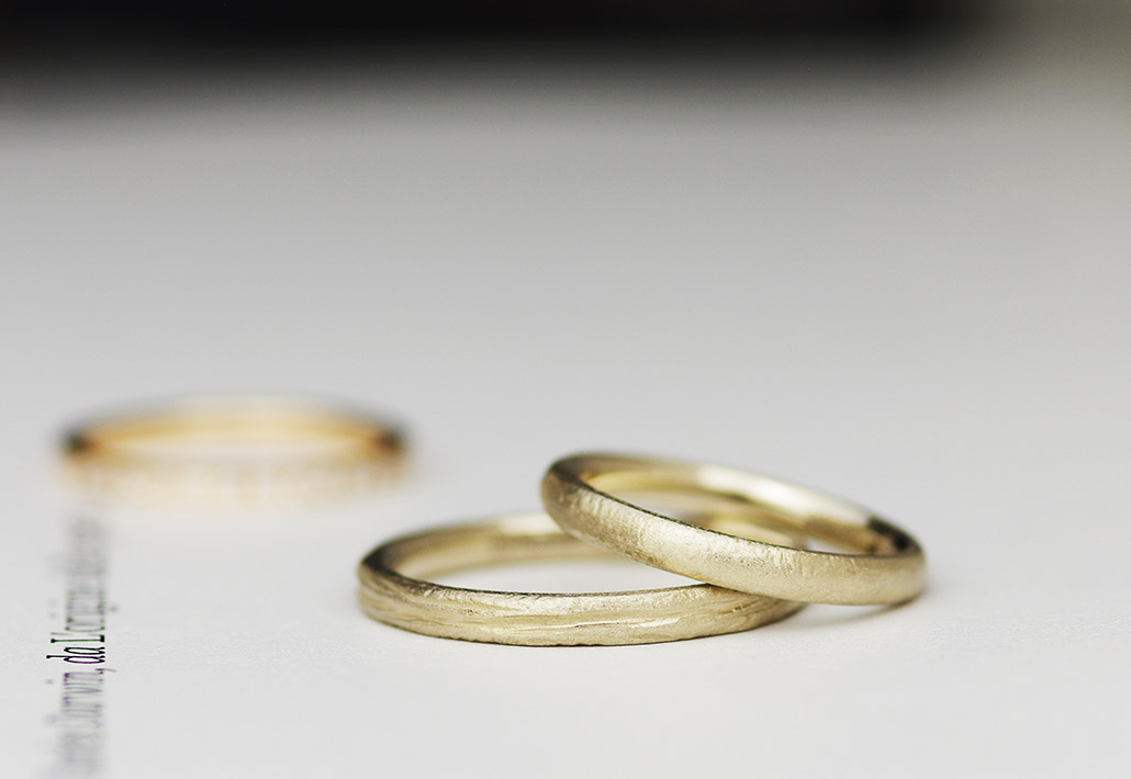 18金のブラウンゴールドにマット加工が施された手作り結婚指輪（マリッジリング）