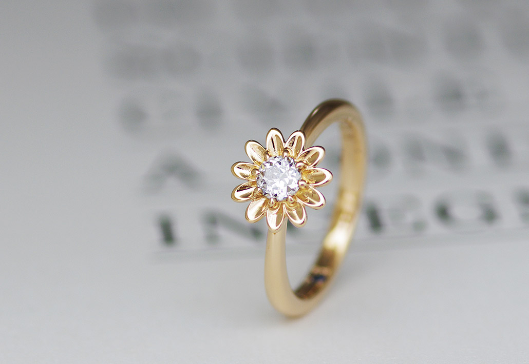 マーガレット（花）をイメージしたオーダーメイドの婚約指輪（エンゲージリング）