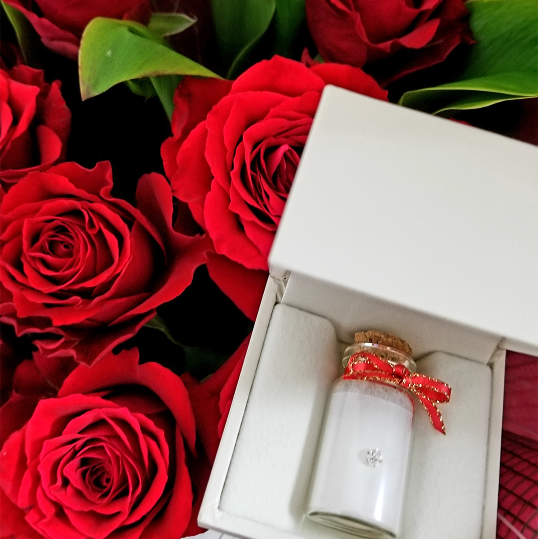 『最愛』の意味が込められた薔薇の花束とプロポーズ用のダイヤモンドの粒（ルース）