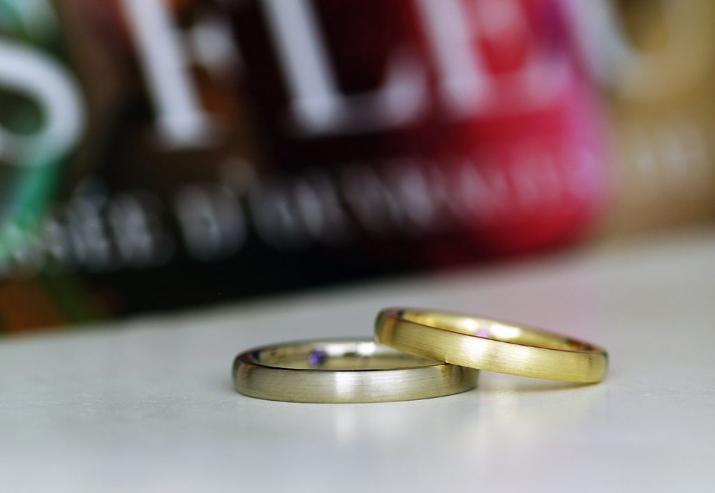 人気のゴールド製でシンプルな甲丸ストレートの結婚指輪（マリッジリング）