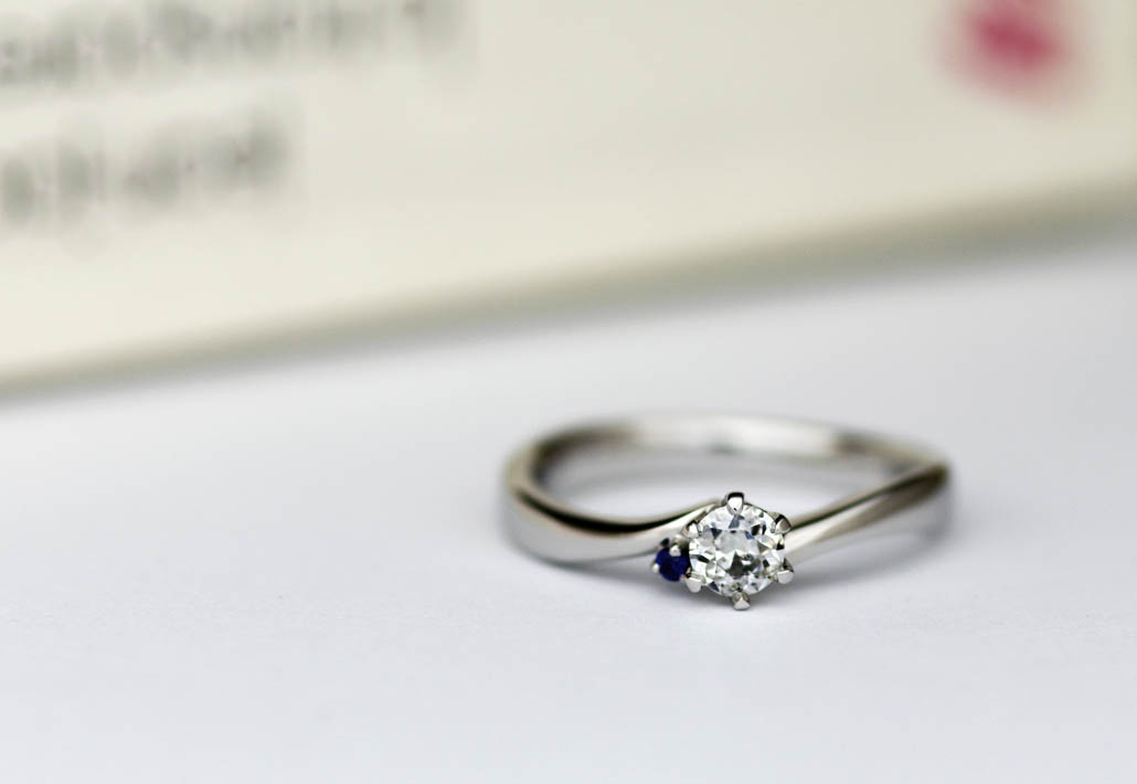 プラチナ素材のシンプルなウェーブデザインの婚約指輪（エンゲージリング）
