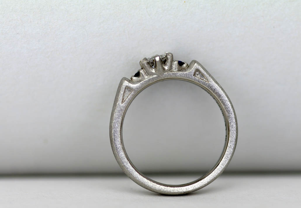 さりげなく猫のデザインが入ったプラチナの婚約指輪（エンゲージリング）