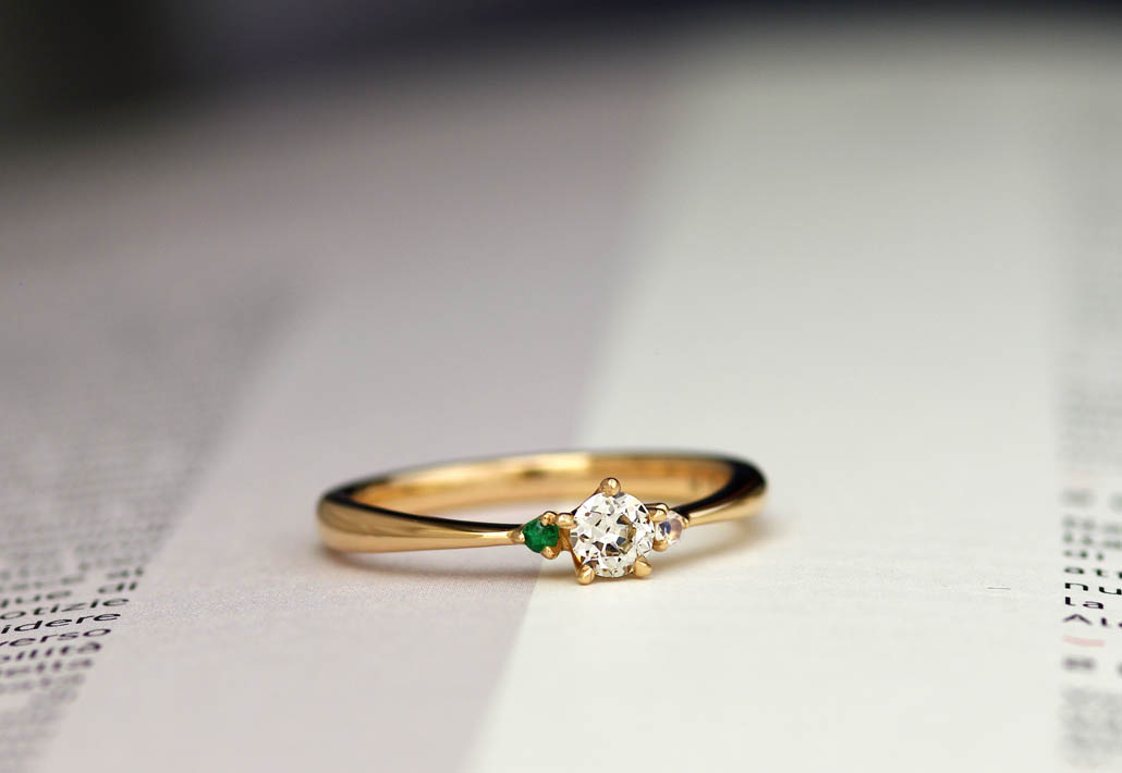 ピンクゴールドの華奢な婚約指輪（エンゲージリング）