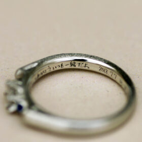 マット加工の施されたダイヤモンドが留まる婚約指輪（エンゲージリング）