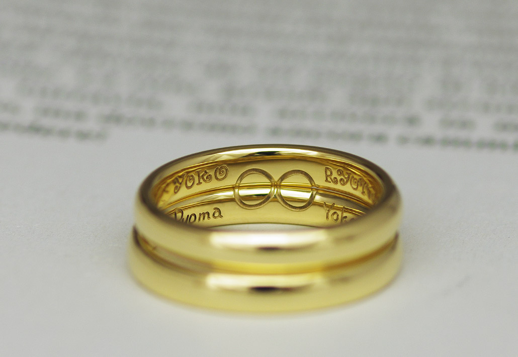 インフィニティマークを刻印したイエローゴールドの結婚指輪（マリッジリング）