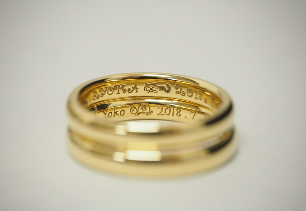 猫と亀のイラストが刻印されたイエローゴールドの甲丸マリッジリング（結婚指輪）