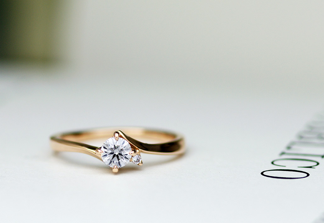 ピンクゴールドで仕立てたひねりのデザインの婚約指輪（プロポーズ用のリング）