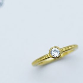 オーダーメイドで仕立てたミルグレインが入ったイエローゴールドの婚約指輪（エンゲージリング）