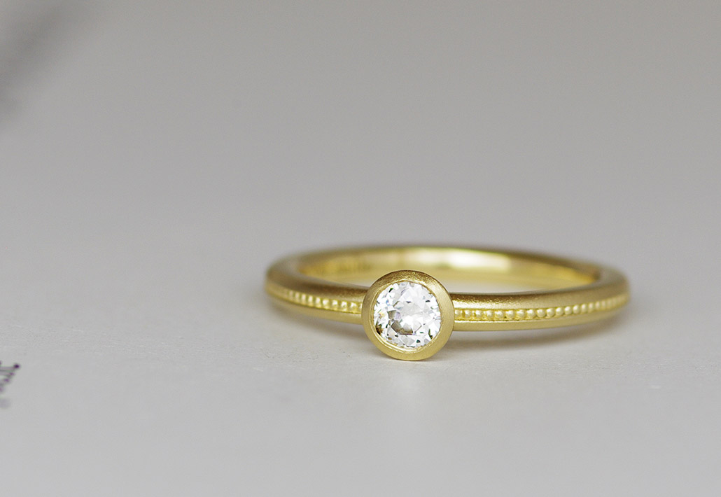 引っかかりの少ない覆輪留めのイエローゴールドの婚約指輪