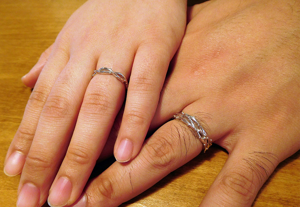 プラチナ製のとげとげとしたデザインのオーダー結婚指輪（マリッジリング）