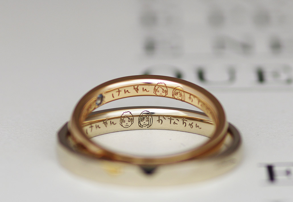 イラスト（似顔絵）が刻印されたオリジナルの結婚指輪（マリッジリング）