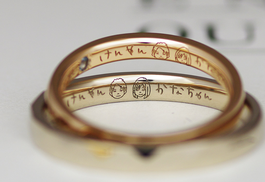 かわいい似顔絵が刻印されたピンクゴールドとブラウンゴールドのオーダーメイド結婚指輪（マリッジリング）