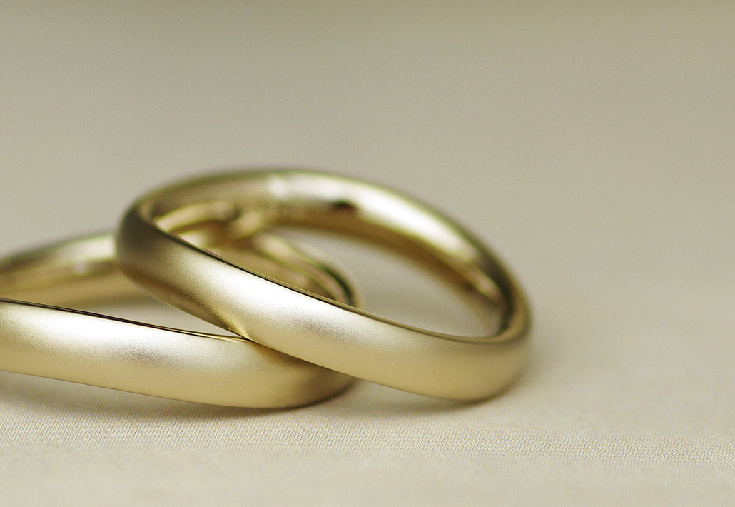 ホーニングというマット加工（マットフィニッシュ）のかかったゴールドの指輪（結婚指輪・マリッジリング）