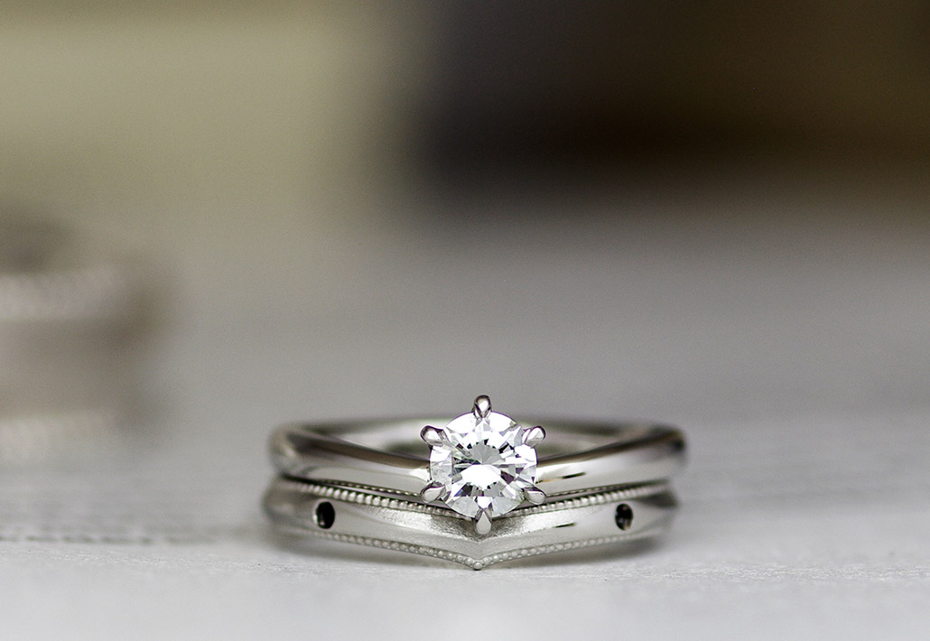 重ね着けができるプラチナ製の婚約指輪と結婚指輪（セットリング）