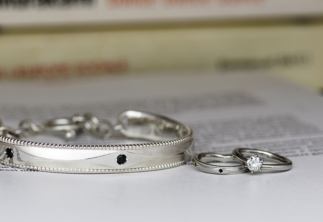 オーダーメイドのシルバー製バングルとプラチナ製マリッジリング（結婚指輪）とエンゲージリング（婚約指輪）