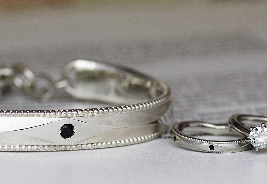 ブラックダイヤモンドを留めた結婚指輪と結婚指輪の代わりの結婚ブレスレット