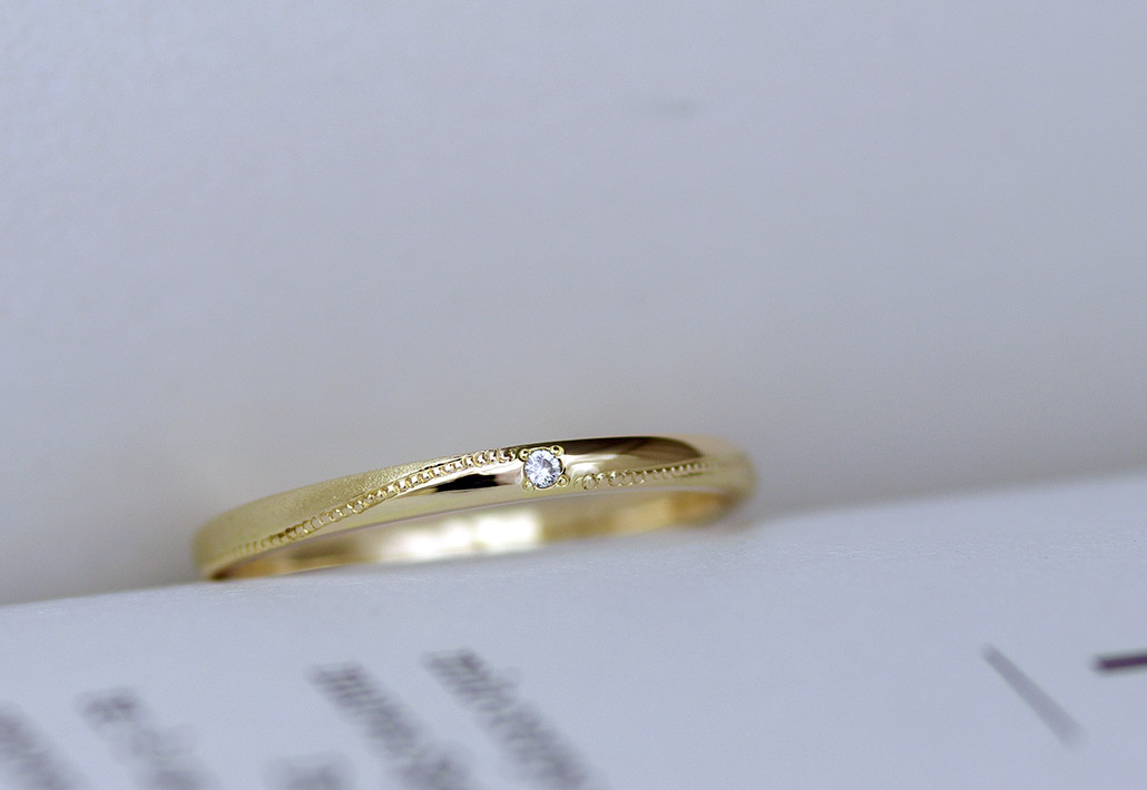 ミルグレインが入ったイエローゴールドのプレゼント用のオーダー指輪