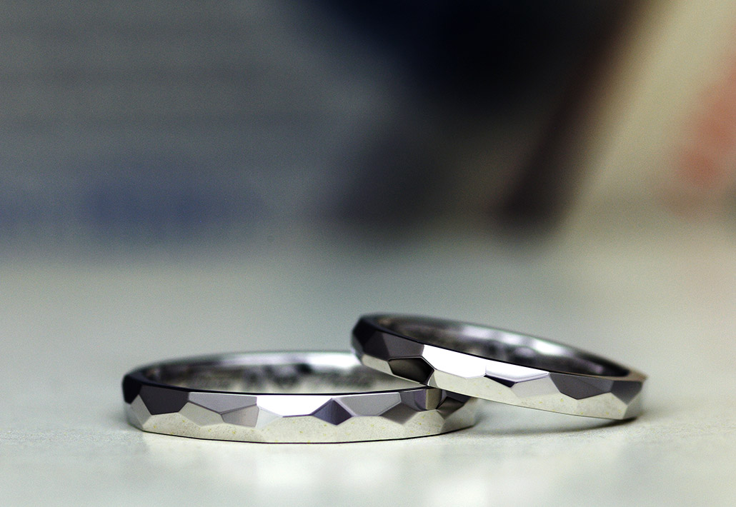 結婚指輪やペアリングのデザインで人気の高い槌目（鎚目）模様のセカンドマリッジリング