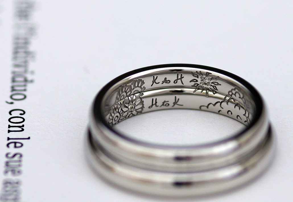 ひまわりと太陽や雲のイラストを入れて空をイメージしたイラストの刻印を入れたプラチナの結婚指輪（マリッジリング）