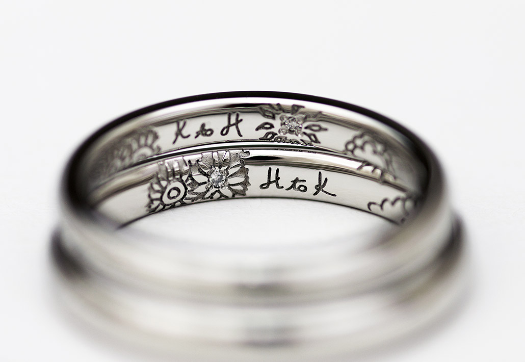 手描きのひまわりのイラストを刻印したプラチナの結婚指輪（マリッジリング）