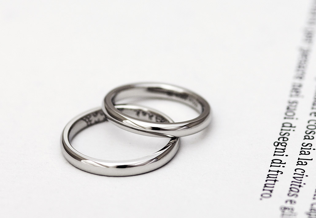 シンプルで着けやすく人気のある甲丸ストレートのプラチナ製の結婚指輪（マリッジリング）