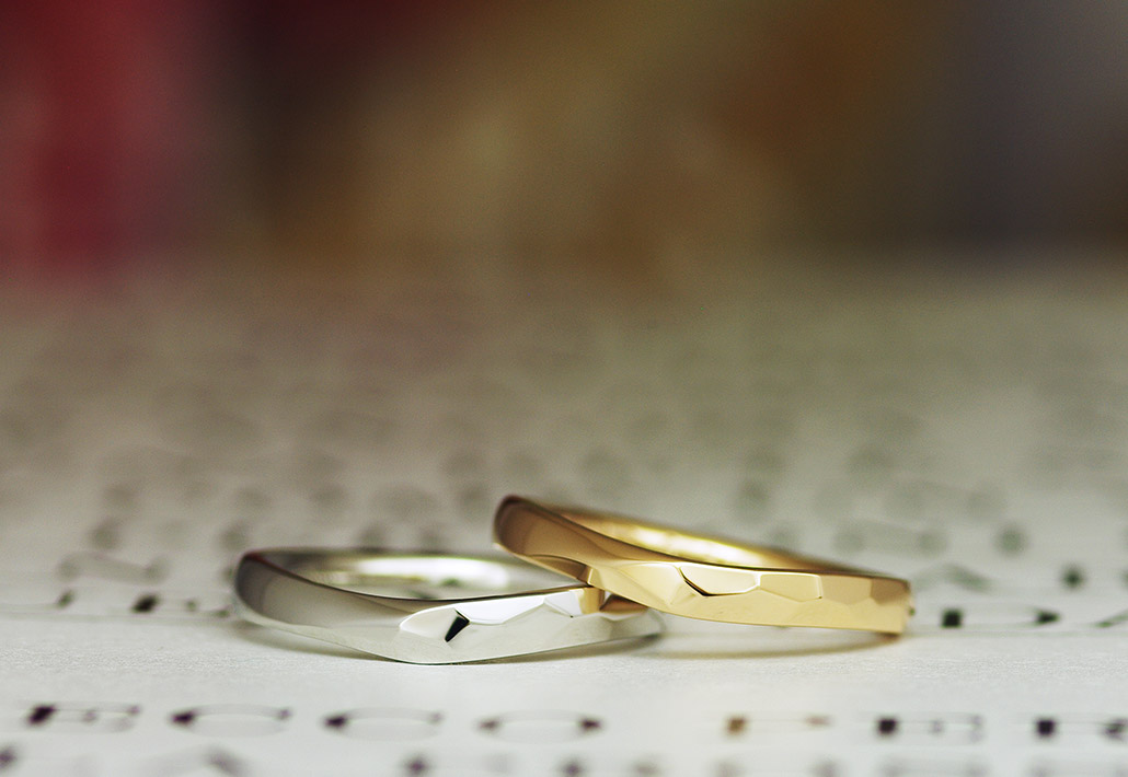 プラチナとピンクゴールドの槌目デザインの結婚指輪（マリッジリング）