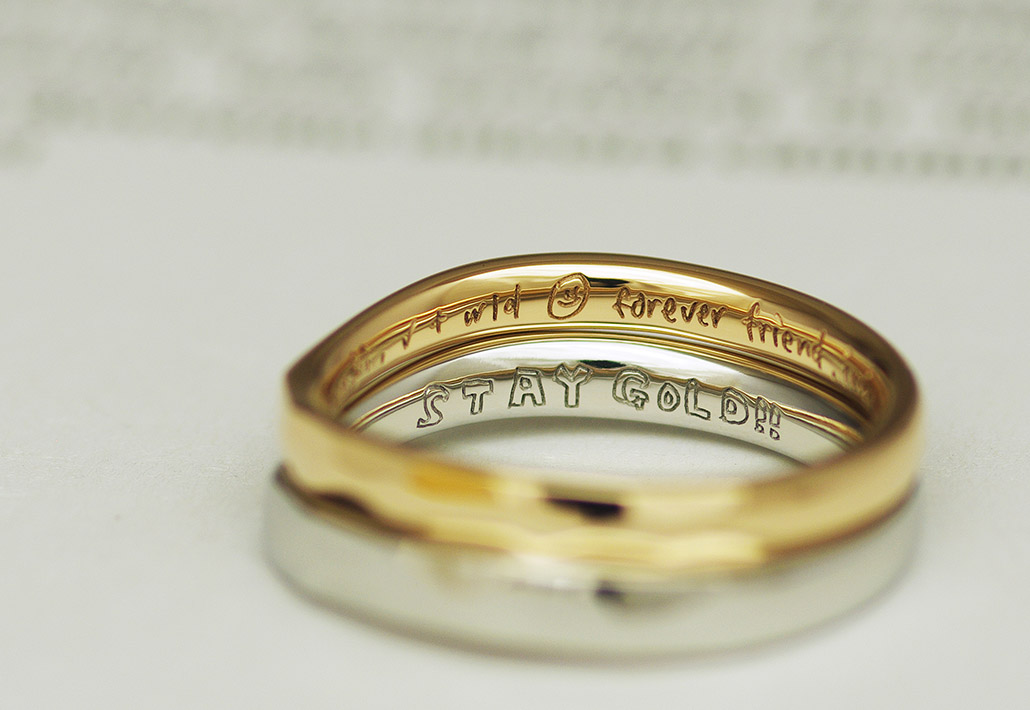 V字の結婚指輪（マリッジリング）に刻印された直筆のメッセージ