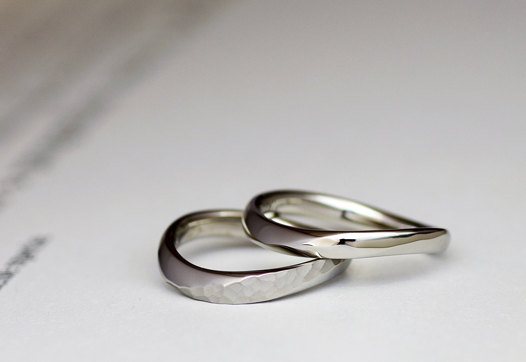 セルフメイドされたプラチナ950のウェーブひねりデザインの結婚指輪（マリッジリング）