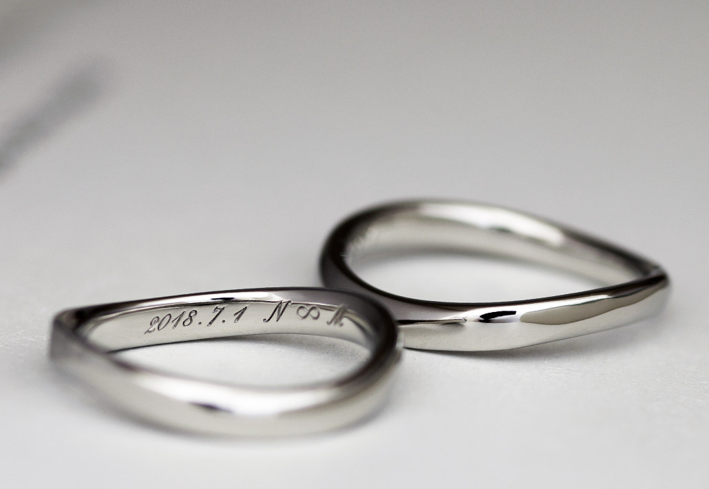 プラチナの結婚指輪（マリッジリング）の内側にレーザー加工で入れられたフォント文字刻印