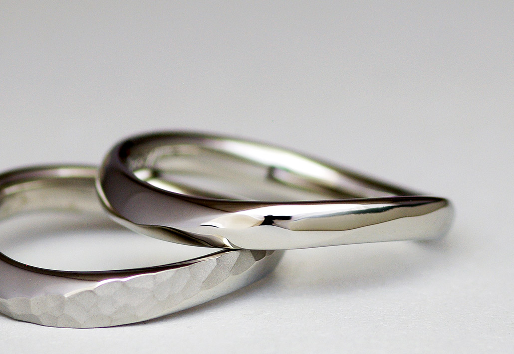 プラチナ製のひねりが入ったウェーブでデザインの結婚指輪（マリッジリング）