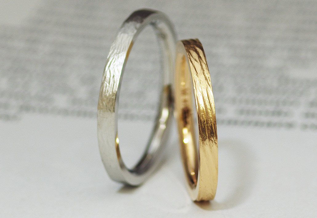 クラフト感のあるプラチナとピンクゴールドの結婚指輪（マリッジリング）