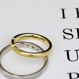 シークレットストーンのペアのダイヤモンドを留めた手作り結婚指輪
